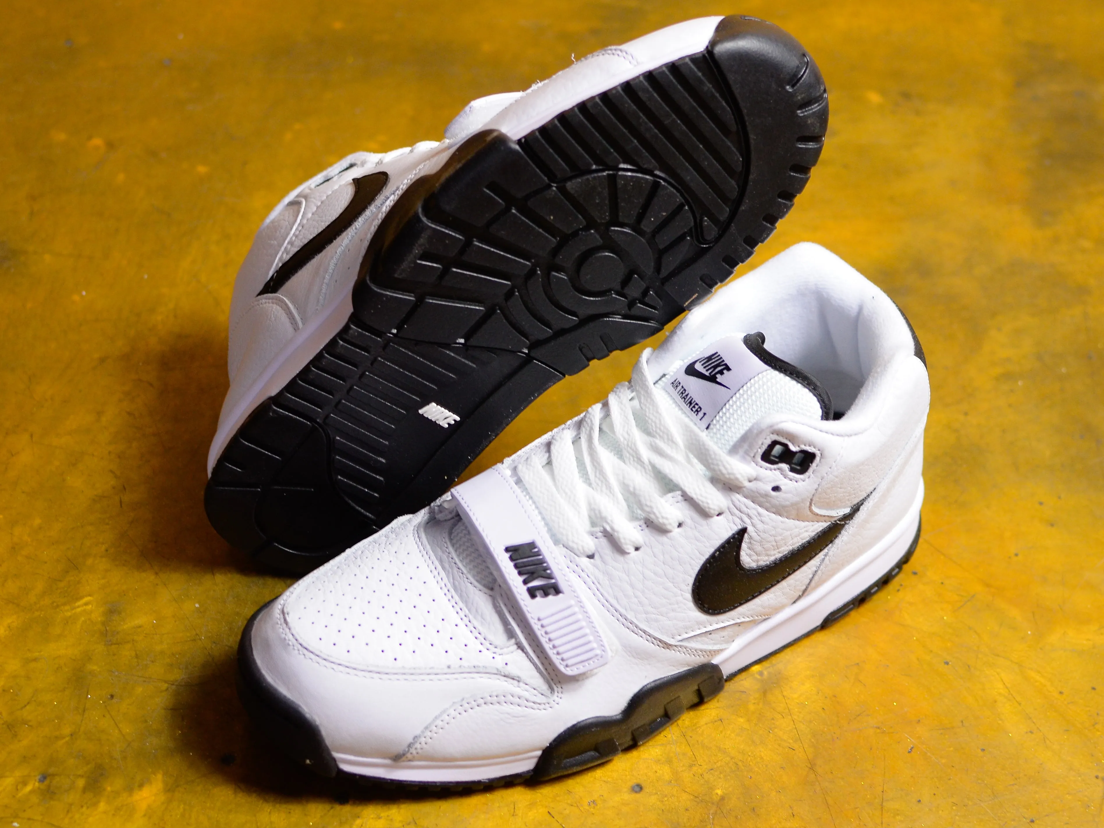 Air Trainer 1 - White / Black